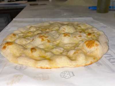 �Il ciccio nacque negli anni 70, quando Giuseppe Ficarella inaugur� la sua �Joseph� in viale Salandra  - spiega Ciro -. Un pizzaiolo fece cadere il panetto d�impasto che stava lavorando e, in tutta risposta, il maestro Giuseppe esclam� in dialetto: �Si combinate u ciccie?�. Ma invece di buttare la �massa�, la cond� solo con olio e sale e la inforn� 